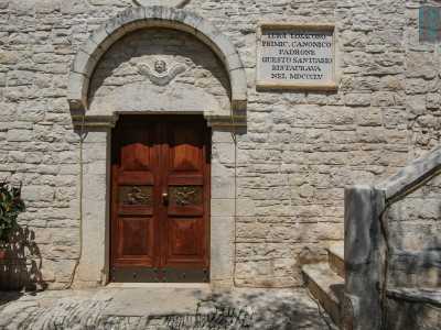 Una porta in legno situata alla base dell�edificio permette l�ingresso nella chiesa, ospitata in una piccola grotta che d� il nome al luogo